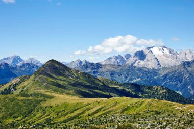 Giau Pass dağları gün ışığında. Arka planda bulutlu bir gökyüzü. İtalya
