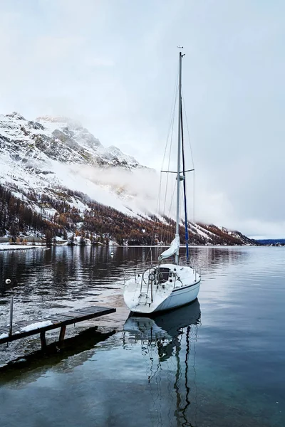 Plachetnice Zaparkovaná Jezera Sils Zataženo Švýcarsko — Stock fotografie