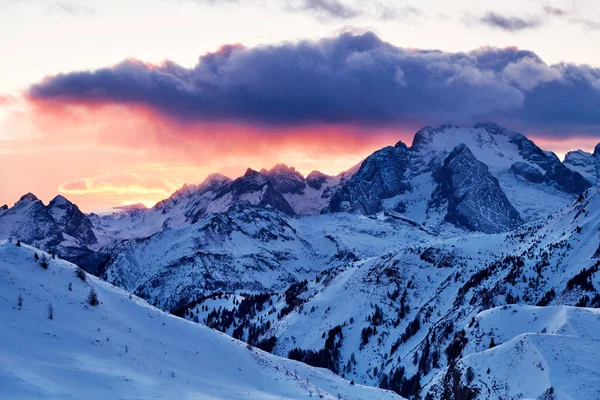 Marmolada Montanha Pico Coberto Neve Pôr Sol Sol Vermelho Quente — Fotografia de Stock