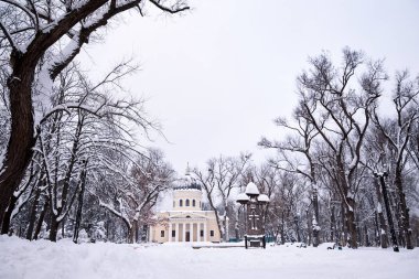 İsa'nın Doğuşu Katedrali kış sezonu. Parkı'ndan görüntüleyin. Kişinev, Moldova