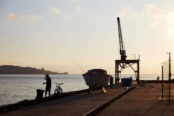 Lizbona Stary Port Zachodzie Słońca Łodzie Żurawie Portugalia — Zdjęcie stockowe