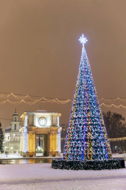 Noel ağacı, zafer takı, çan kulesi ve gece Katedrali'nde. Kişinev, Moldova