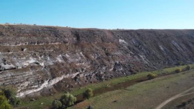 Orheiul vechi tepelerde sonbahar, moldova hava dron görünümü