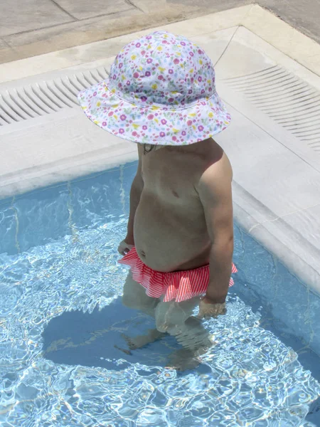 Das Niedlich Aussehende Baby Macht Seine Ersten Schritte Einem Schwimmbecken — Stockfoto