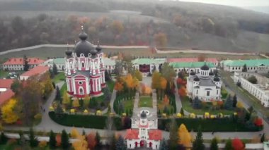 Hava dron görünümü: Orhei, Moldova içinde Curchi manastır