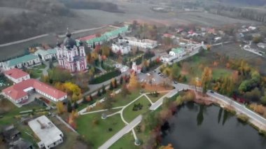 Hava dron görünümü: Orhei, Moldova içinde Curchi manastır