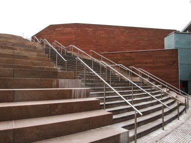 Liverpool bir alışveriş merkezi için önde gelen kırmızı staris. Tipik bir yağmurlu gün İngiltere'de gösterilen bulutlu gri gökyüzü