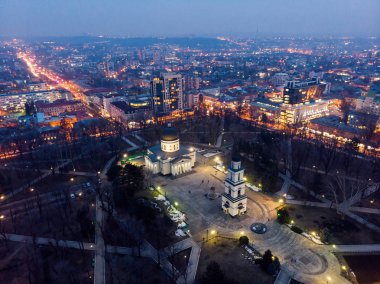 Gece ışıkları ve mavi gökyüzü, İsa'nın Doğuşu Katedrali, Moldova chisinau şehir merkezinin hava dron görünümü