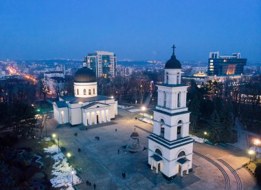 Gece ışıkları ve mavi gökyüzü, İsa'nın Doğuşu Katedrali, Moldova chisinau şehir merkezinin hava dron görünümü