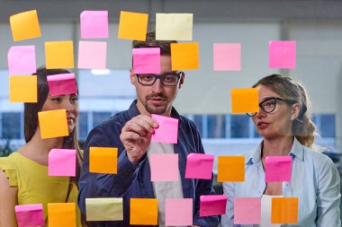 İki beyaz Olgun kadın ve etiket fikirleri tartışmak bir adam