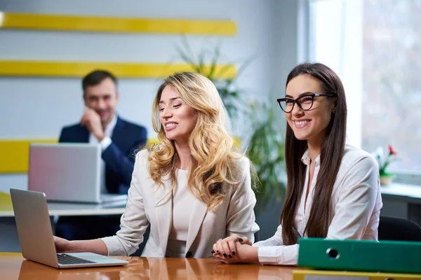 Mogna kvinnor damer vid möte tabell diskuterar en affärsplan — Stockfoto