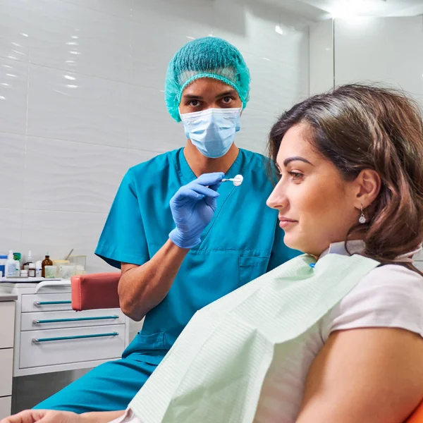 Dentista africano mirando hacia la cámara — Foto de Stock