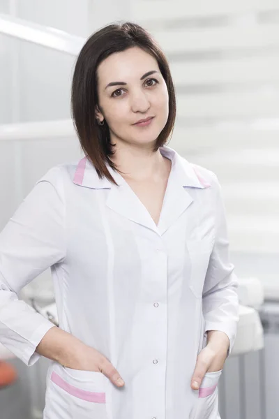 Jolie femme dans un cabinet de dentisterie — Photo