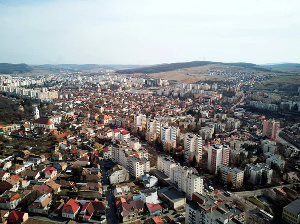 Vue aérienne de la vieille ville de Targu Mures à la lumière du jour — Photo