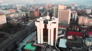 Güneşin doğuşunda Cumhurbaşkanlığı binasının havadan drone görünümü. Hızlı zaman doluğu. Chisinau, Moldova