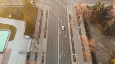 Gün doğuşunda Stefan cel Mare Sokağı 'nın havadan çekimi. Araba yolda binmek. Sıcak güneş. Chisinau, Moldova