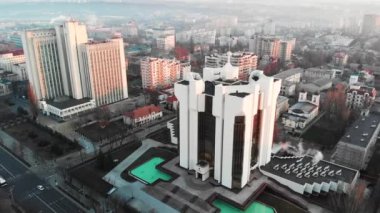 Güneşin doğuşunda Cumhurbaşkanlığı binasının havadan drone görünümü. Sıcak güneş, şehir ve araba arka planda sürme. Chisinau, Moldova