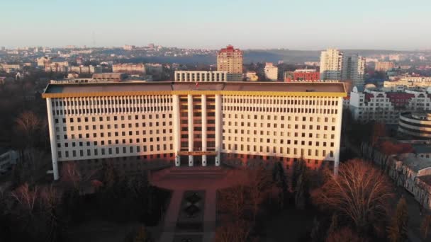 Gün Doğuşunda Parlamento Binasının Havadan Çekimi Chisinau Moldova Cumhuriyeti — Stok video