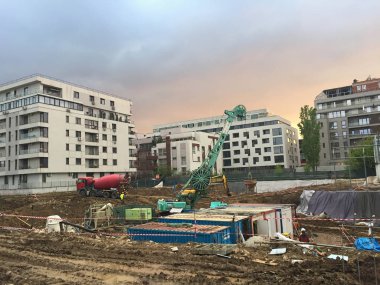 Bükreş'te gün batımında şantiye