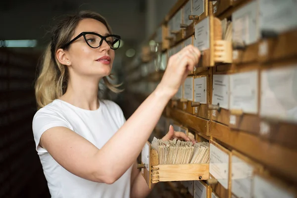 Blonde woman reading a book in public library — Stock Photo, Image