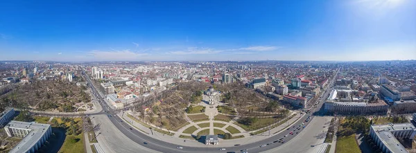Широкий панорамный снимок центра Кишинева при дневном свете — стоковое фото