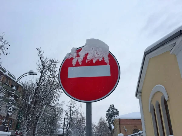 Stopp und keine Einfahrt rotes Verkehrsschild in gefroren — Stockfoto