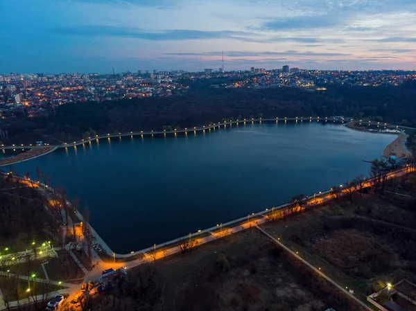 A morilor parkra és a tóra néző drone antenna — Stock Fotó