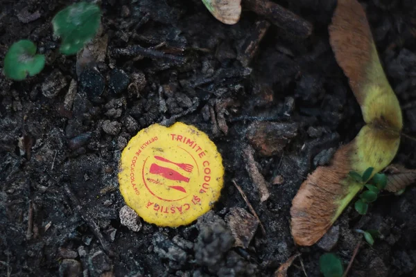 Tampa de plástico de coca-cola amarela — Fotografia de Stock