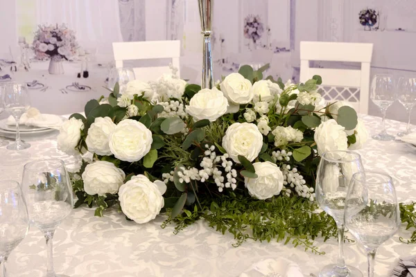 Slavnostní stůl zdobený bílými růžemi — Stock fotografie