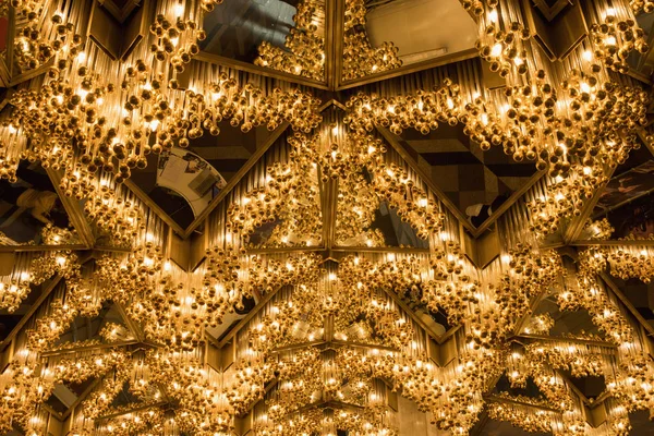 üçgen aynalar ile dekore tavan