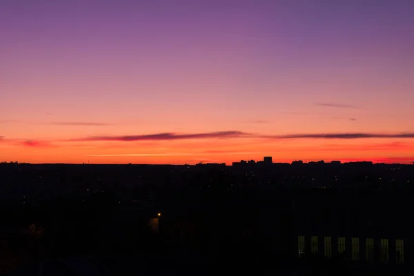 Sonnenuntergang bunt und schön über der Stadt — Stockfoto