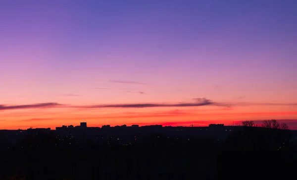 Sonnenuntergang bunt und schön über der Stadt — Stockfoto