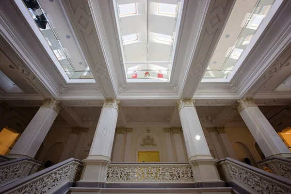 Gli interni in stile classico del museo nazionale d'arte — Foto Stock