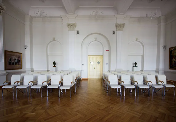 L'intérieur de style classique du musée national d'art — Photo