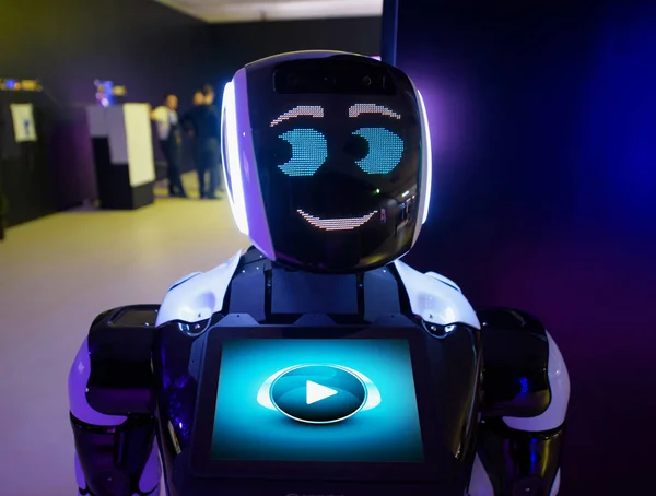 Un robot en forma de hombre — Foto de Stock