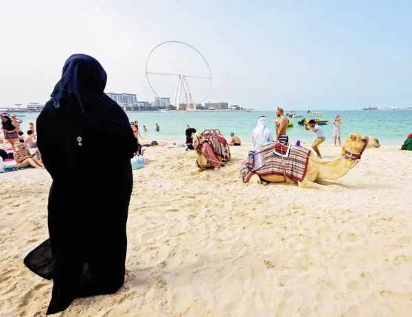 Sahilde paranja giymiş müslüman bir kadın — Stok fotoğraf
