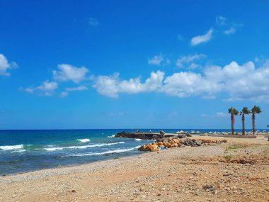 Agios nikolaos mavi gökyüzü ile deniz ve plaj