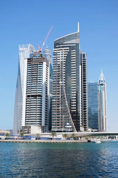 Dubai paisaje urbano a la luz del día — Foto de Stock