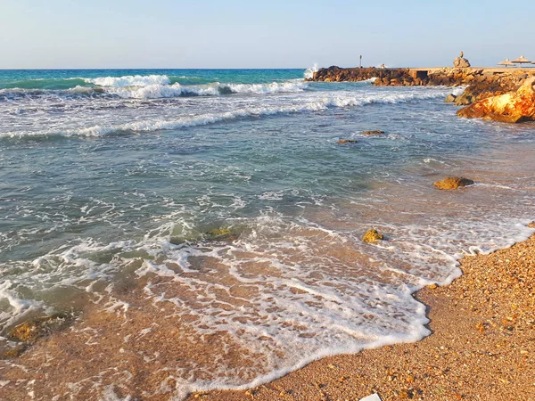 Hav och strand med blå himmel i Agios Nikolaos — Stockfoto