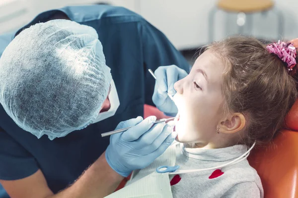 Dentista revisando los dientes de un niño pequeño — Foto de Stock
