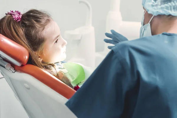 Dentista revisando los dientes de un niño pequeño — Foto de Stock