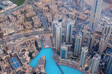 Dubai Cityscape en yüksek bina görünümünden gün batımında