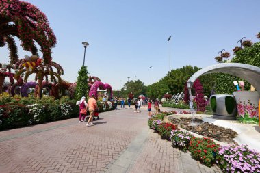 Renkli çiçekler ve ağaçlar ile Mucize Bahçe