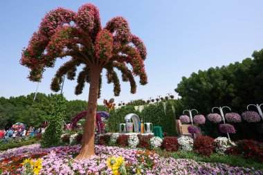Renkli çiçekler ve ağaçlar ile Mucize Bahçe