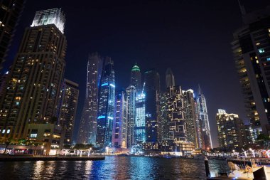 Renkli turistik tekneler ile gece Dubai Marina