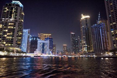 Renkli turistik tekneler ile gece Dubai Marina