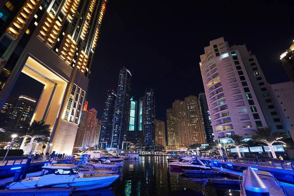 Dubai Marina la nuit avec des bateaux touristiques colorés — Photo