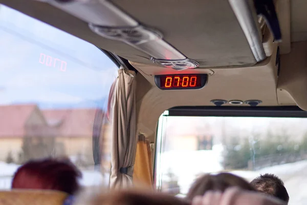 Egy turista busz belseje a kora reggeli órákban — Stock Fotó
