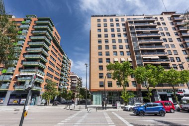 Sokaklarda insanlar ile yüksek görünümlü binalar