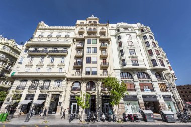 Beyaz yüksek bir binanın geniş açı çekim